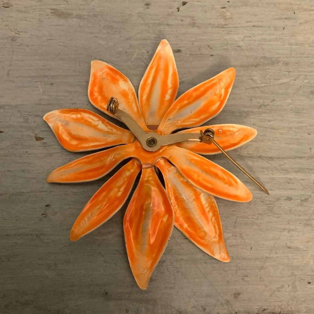 Vintage Two Tone Dimensional Enamel Daisy Floral Brooch Pin 3.5